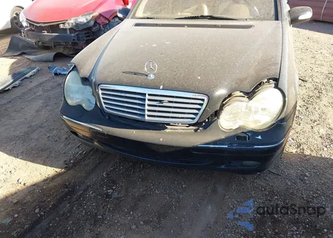 2002 Mercedes-Benz C 320 z USA, uszkodzony, nr VIN WDBRF64J32F224941